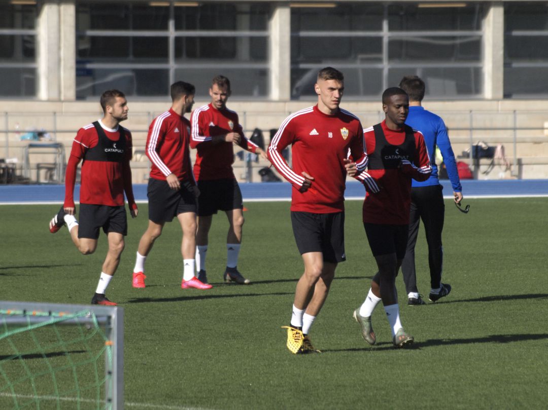 La plantilla del Almería espera noticias sobre los contratos. La plantilla del Almería espera noticias sobre los contratos.