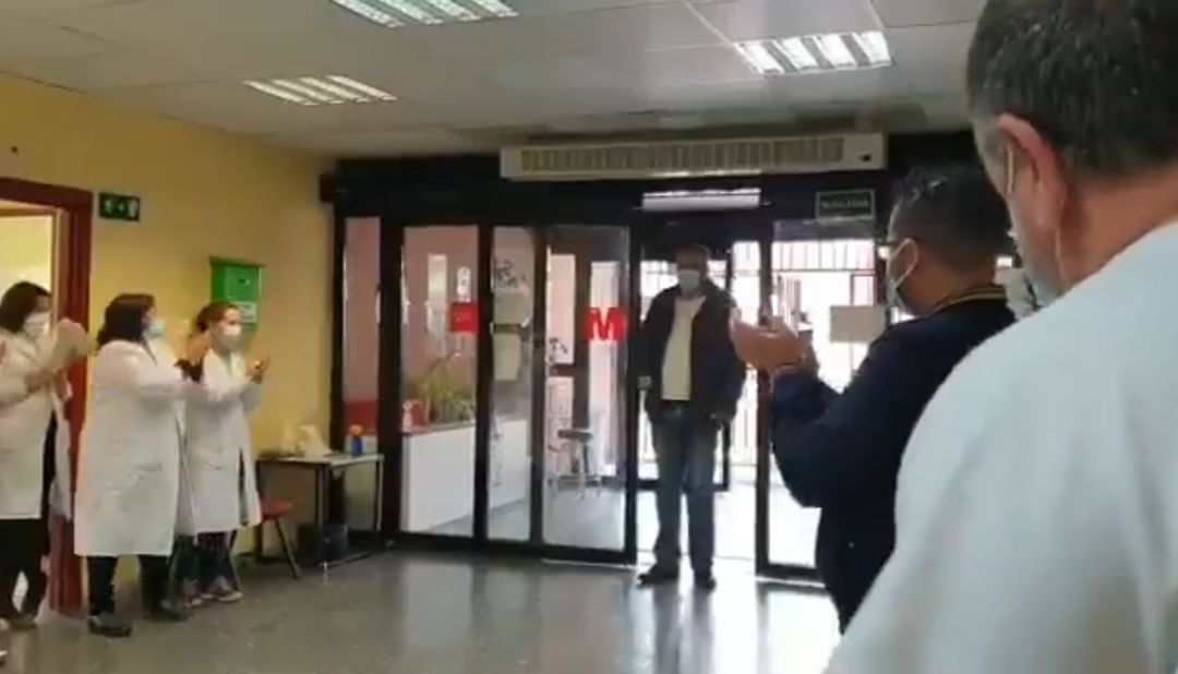 El equipo sanitario del Hospital Ramón y Cajal de Madrid recibe con aplausos a un taxista que traslada a pacientes del centro sin cobrarles. El equipo sanitario del Hospital Ramón y Cajal de Madrid recibe con aplausos a un taxista que traslada a pacientes del centro sin cobrarles.