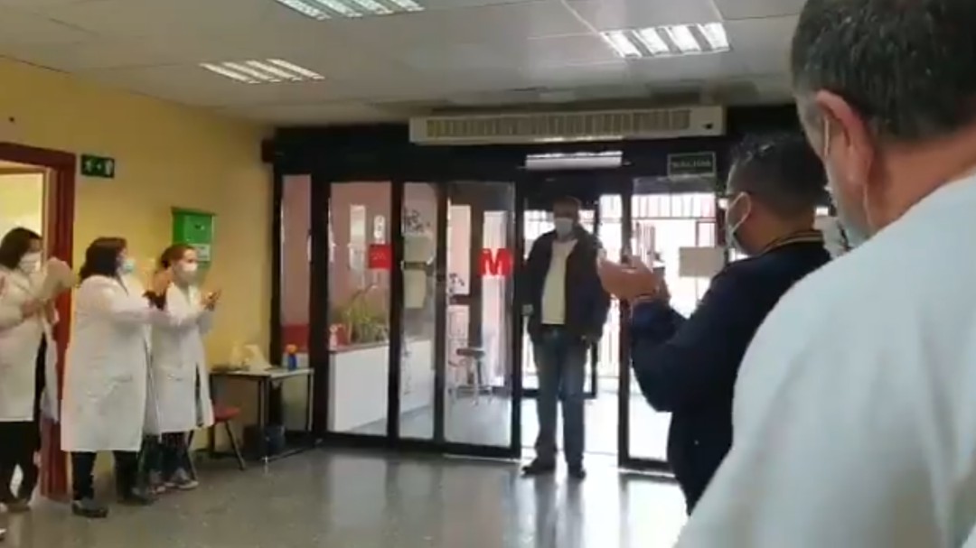 El emocionante homenaje de unos sanitarios a un taxista que traslada a pacientes sin cobrar