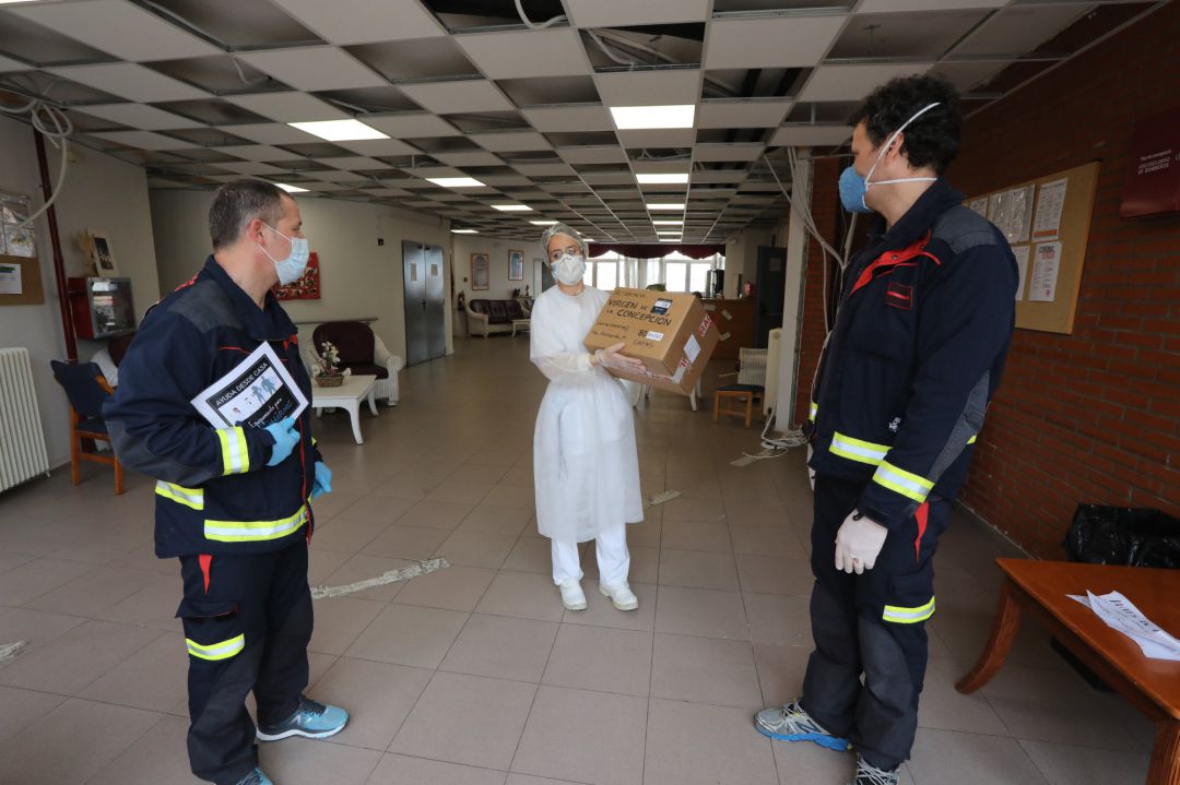 Bomberos del Ayuntamiento de Móstoles entregan material sanitario al personal de la Residencia Virgen de la Concepción en Navalcarnero Bomberos del Ayuntamiento de Móstoles entregan material sanitario al personal de la Residencia Virgen de la Concepción en Navalcarnero