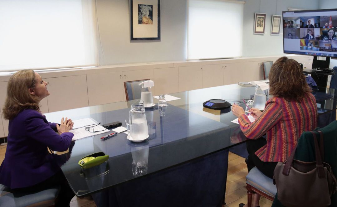 Reunión de la Vicepresidenta tercera y ministra de Asuntos Económicos y Transformación Digital Nadia Calviño (i) y la vicepresidenta cuarta y ministra para la Transición Ecológica, Teresa Ribera. Reunión de la Vicepresidenta tercera y ministra de Asuntos Económicos y Transformación Digital Nadia Calviño (i) y la vicepresidenta cuarta y ministra para la Transición Ecológica, Teresa Ribera.