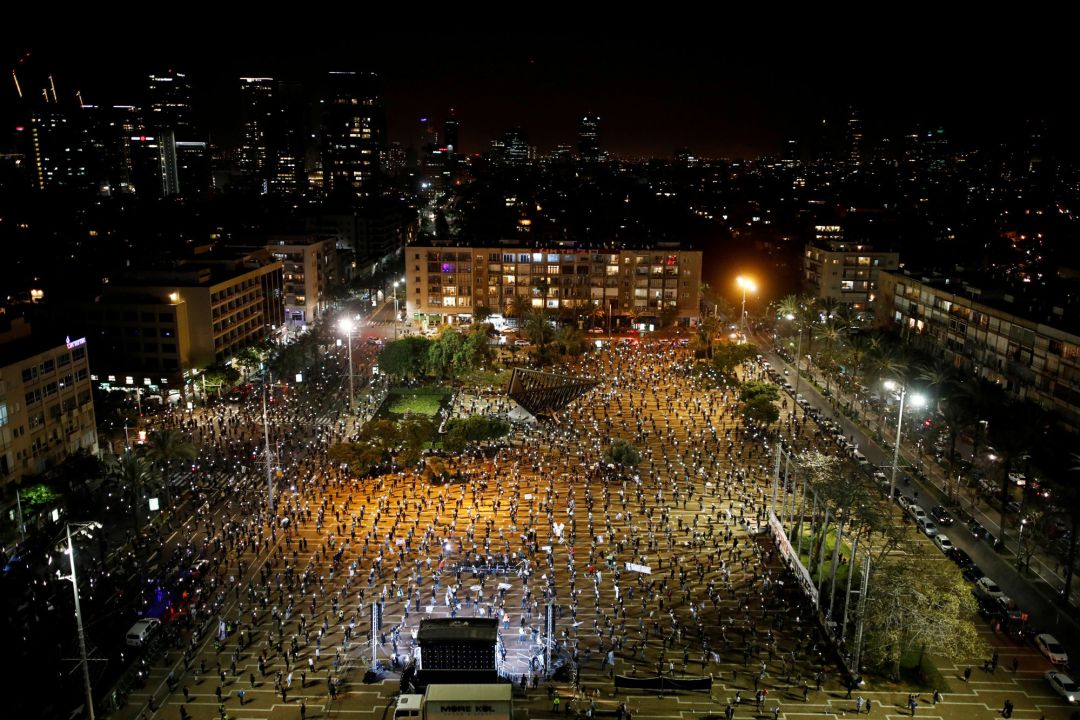 Una imagen de la manifestación de este domindo en la plaza Rabin de Tel Aviv con mascarillas y guardando el distanciamiento social Una imagen de la manifestación de este domindo en la plaza Rabin de Tel Aviv con mascarillas y guardando el distanciamiento social