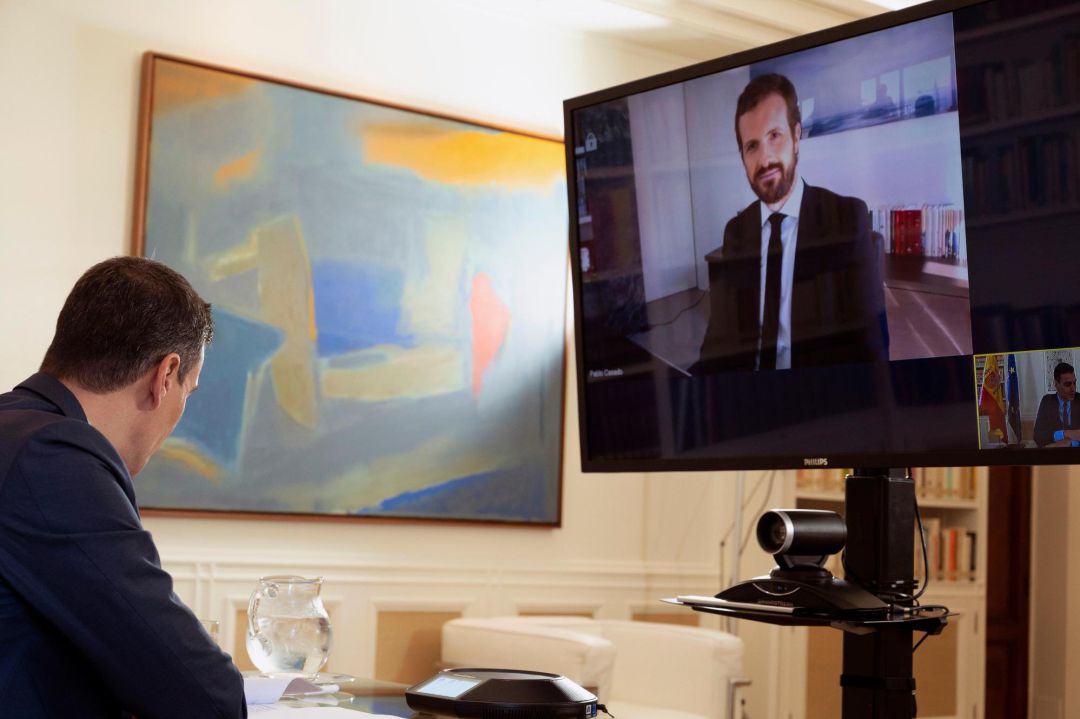 El presidente del Gobierno, Pedro Sánchez, durante la reunión por videoconferencia que ha mantenido este lunes con el líder del PP, Pablo Casado El presidente del Gobierno, Pedro Sánchez, durante la reunión por videoconferencia que ha mantenido este lunes con el líder del PP, Pablo Casado