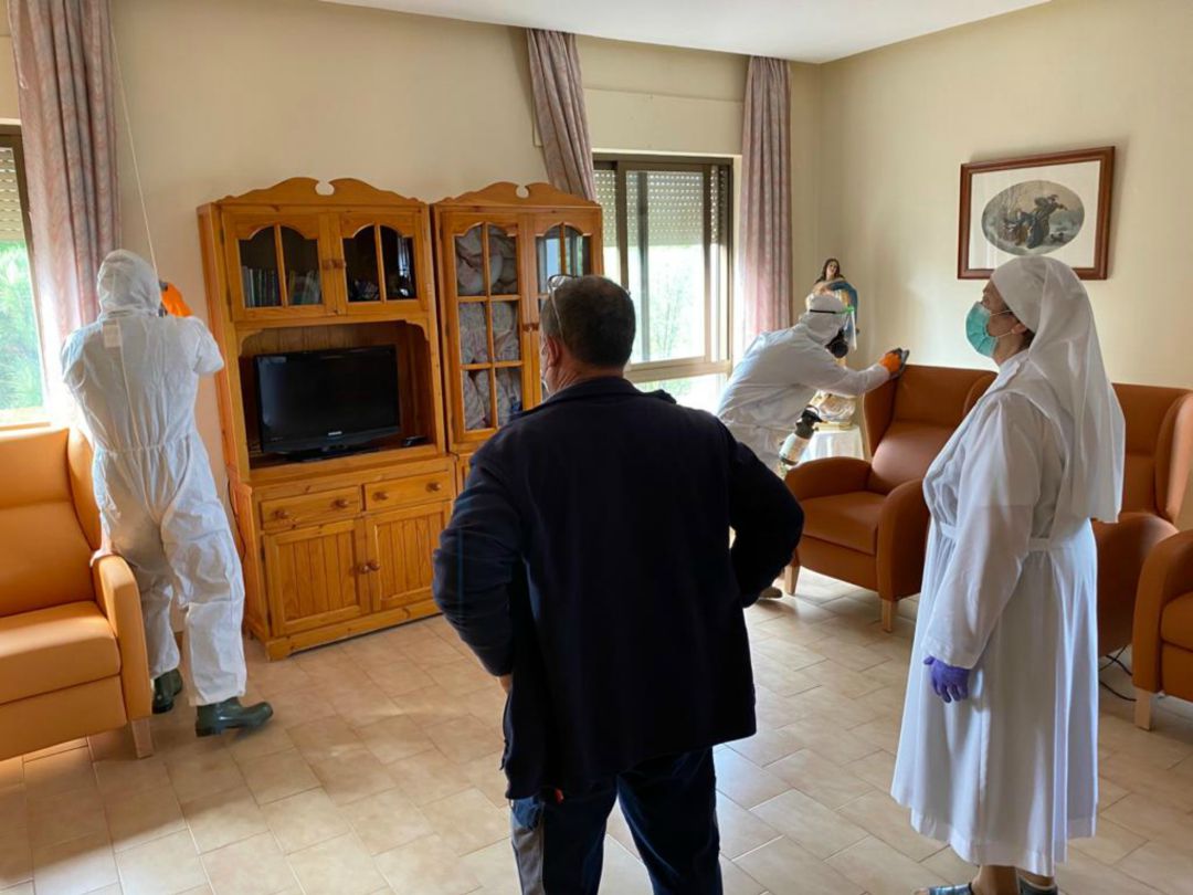 Miembros de la Legión realizando trabajos de desinfección en las instalaciones de las Hermanitas de los Pobres Miembros de la Legión realizando trabajos de desinfección en las instalaciones de las Hermanitas de los Pobres