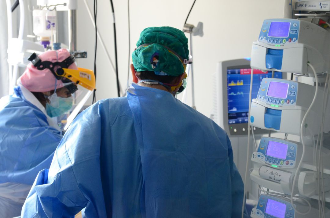 Profesionales sanitarios en una UCI hospitalaria Profesionales sanitarios en una UCI hospitalaria