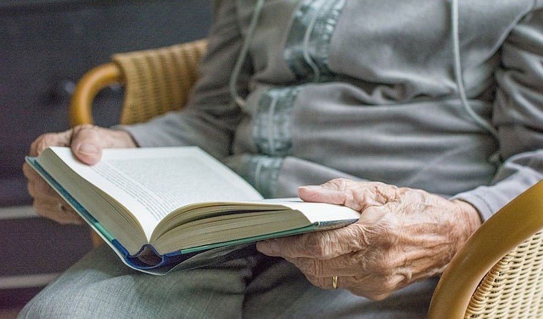 Anciana sostiene un libro Anciana sostiene un libro
