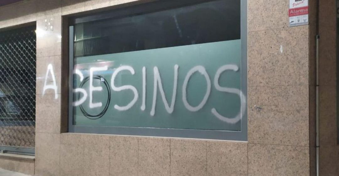 Pintada con la palabra 'ASESINOS' en la sede de Podemos Jaén, en la calle Doctor Eduardo Arroyo de la capital. Pintada con la palabra 'ASESINOS' en la sede de Podemos Jaén, en la calle Doctor Eduardo Arroyo de la capital.