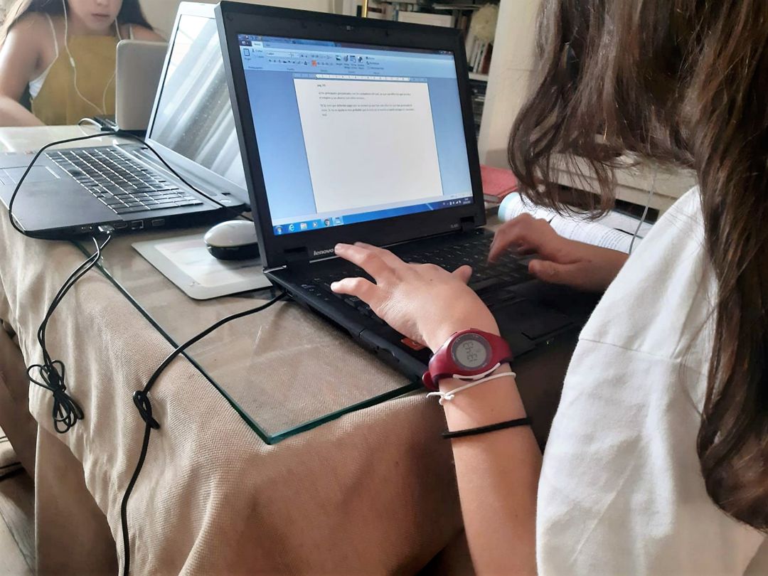 Alumnas trabajando desde casa Alumnas trabajando desde casa