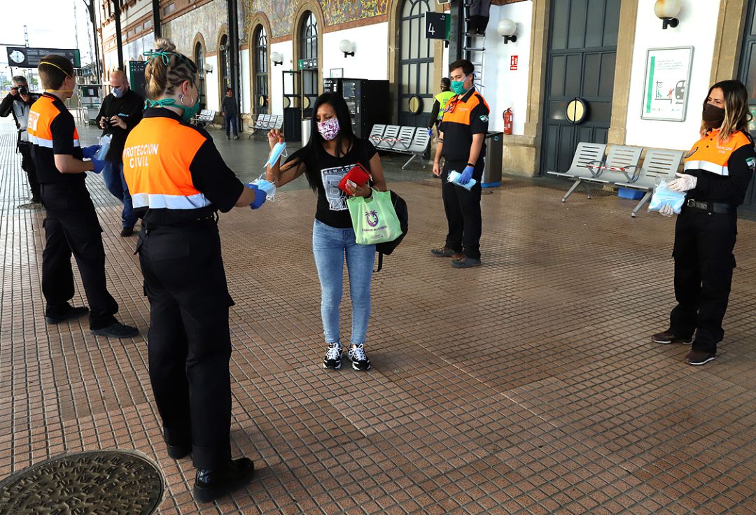 Reparto de mascarillas en la estación de trenes de Jerez Reparto de mascarillas en la estación de trenes de Jerez