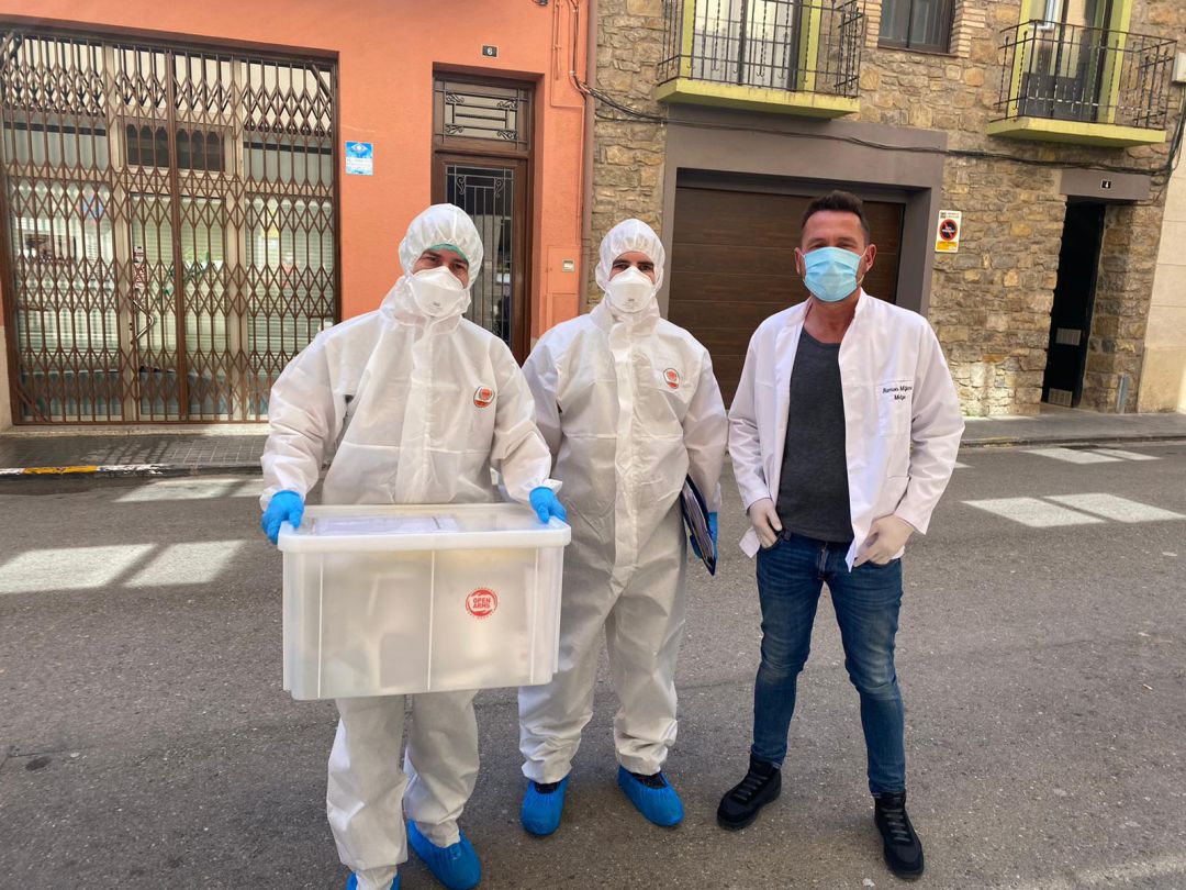 Ramon Mitjana, a la dreta, en la recollida de mostres de l'assaig clínic CQ4COV19, el passat 4 d'abril Ramon Mitjana, a la dreta, en la recollida de mostres de l'assaig clínic CQ4COV19, el passat 4 d'abril