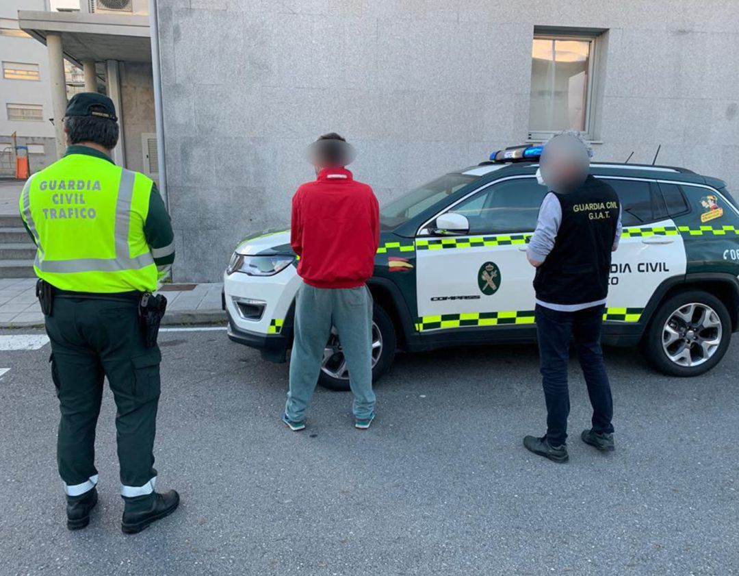 Momento de la detención del joven que se saltó el confinamiento y escupió a los agentes de la Guardia Civil Momento de la detención del joven que se saltó el confinamiento y escupió a los agentes de la Guardia Civil