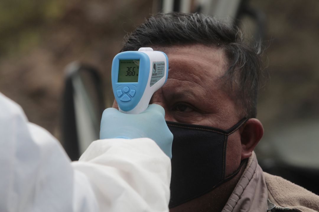 Uno de los controles de temperatura a un ciudadano. Uno de los controles de temperatura a un ciudadano.