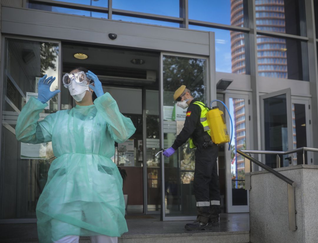 Militares de la UME realizan labores de desinfección en el centro de salud El Cachorro para prevenir el coronavirus el pasado 14 de abril de 2020 Militares de la UME realizan labores de desinfección en el centro de salud El Cachorro para prevenir el coronavirus el pasado 14 de abril de 2020