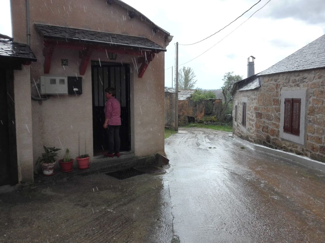 Rosario, vecina de Faramontanos de la Sierra, entrando en su casa Rosario, vecina de Faramontanos de la Sierra, entrando en su casa