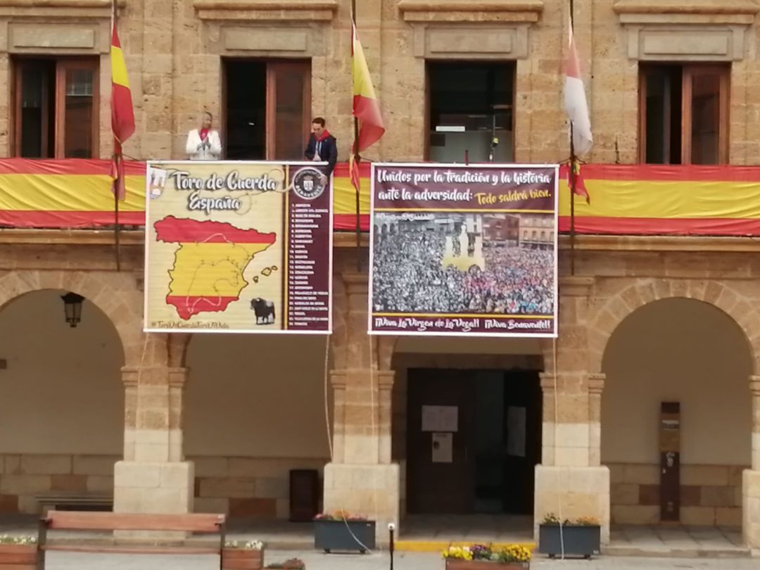 La concejala de Fiestas, Patricia Martín, y el alcalde de Benavente, Luciano Huerga, colocan las pancartas en el balcón del ayuntamiento La concejala de Fiestas, Patricia Martín, y el alcalde de Benavente, Luciano Huerga, colocan las pancartas en el balcón del ayuntamiento