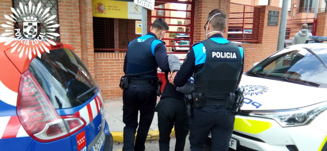 Ya la semana pasada la Policía local de Pinto detuvo a un hombre por desobediencia grave e incumplimiento de las restricciones de movilidad Ya la semana pasada la Policía local de Pinto detuvo a un hombre por desobediencia grave e incumplimiento de las restricciones de movilidad