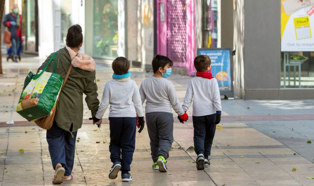Una madre y sus hijos salen a hacer la compra en Zaragoza. Una madre y sus hijos salen a hacer la compra en Zaragoza.
