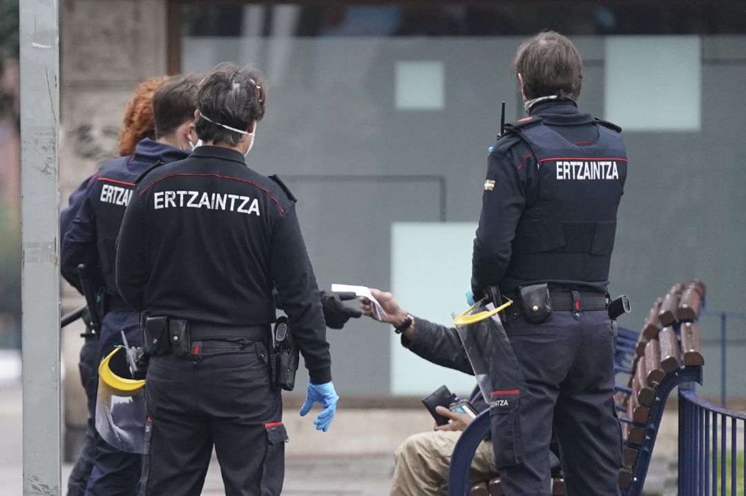 Efectivos de la Ertzaintza le piden la documentación a una persona que se encontraba en un banco en pleno estado de alarma, País Vasco, (España), a 31 de marzo de 2020. Efectivos de la Ertzaintza le piden la documentación a una persona que se encontraba en un banco en pleno estado de alarma, País Vasco, (España), a 31 de marzo de 2020.