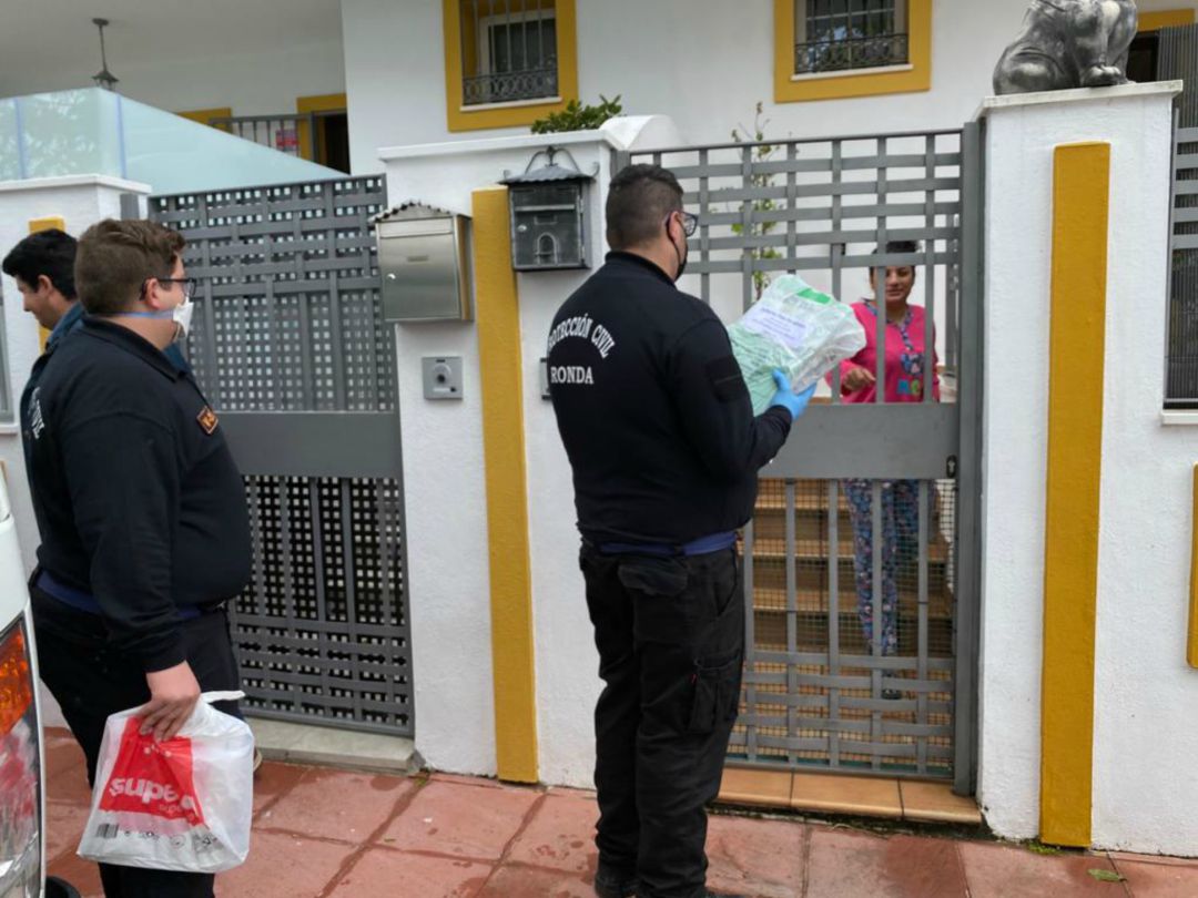 Voluntarios de Protección Civil se están encargando de entregar el material en los domicilios de los alumnos Voluntarios de Protección Civil se están encargando de entregar el material en los domicilios de los alumnos