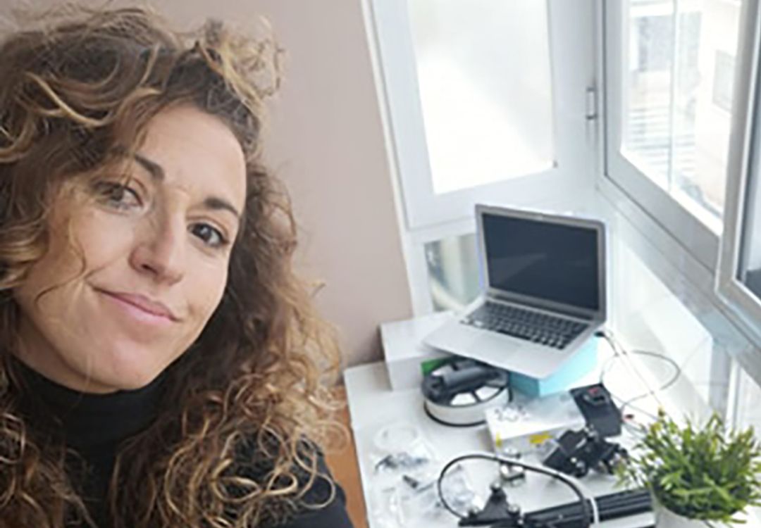 Carmen Castaño, jugadora del Extremadura Arroyo, fabrica con su impresora 3D "salvaorejas" para las mascarillas Carmen Castaño, jugadora del Extremadura Arroyo, fabrica con su impresora 3D "salvaorejas" para las mascarillas