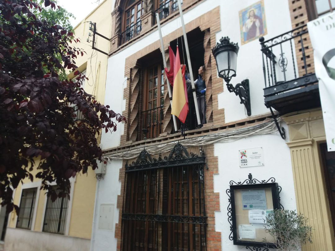 Trabajadores municipales sitúan las banderas a media asta Trabajadores municipales sitúan las banderas a media asta