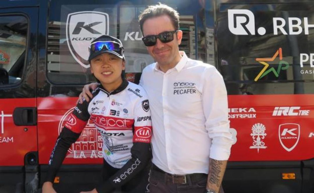 Humberto Gómez, director del equipo, junto a la ciclista japonesa Mayuko Hagiwara Humberto Gómez, director del equipo, junto a la ciclista japonesa Mayuko Hagiwara