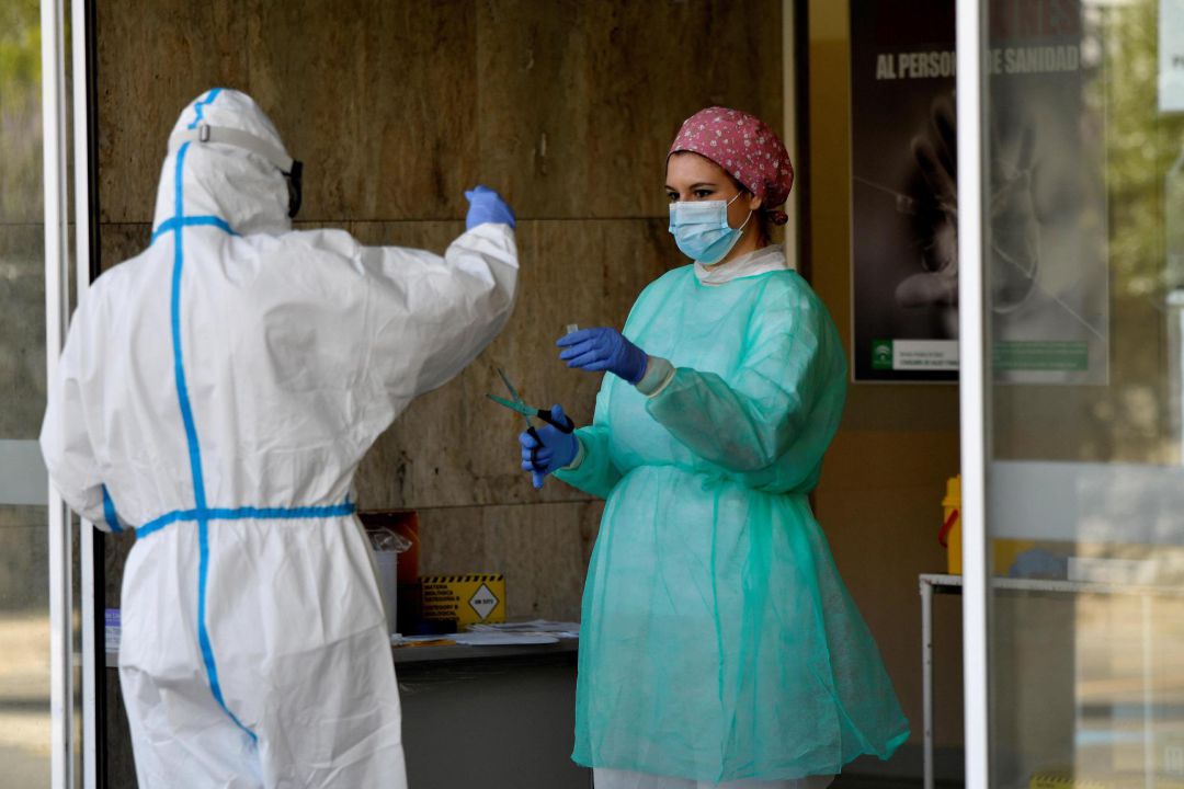 Unas enfermeras encargadas de tomar muestras para el COVID- 19 en el punto habilitado en el Centro de Alta Resolución de Especialidades (CARE) Bola Azul, en Almería Unas enfermeras encargadas de tomar muestras para el COVID- 19 en el punto habilitado en el Centro de Alta Resolución de Especialidades (CARE) Bola Azul, en Almería