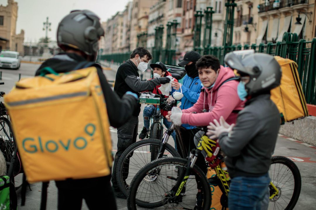 Miembros de la plataforma Riders X Derechos, compuesta por repartidores y mensajeros de Valencia, reparten equipos de protección, especialmente mascarillas, a estos trabajadores, cuya actividad está entre las permitidas por el Gobierno en el estado de alarma. Miembros de la plataforma Riders X Derechos, compuesta por repartidores y mensajeros de Valencia, reparten equipos de protección, especialmente mascarillas, a estos trabajadores, cuya actividad está entre las permitidas por el Gobierno en el estado de alarma.