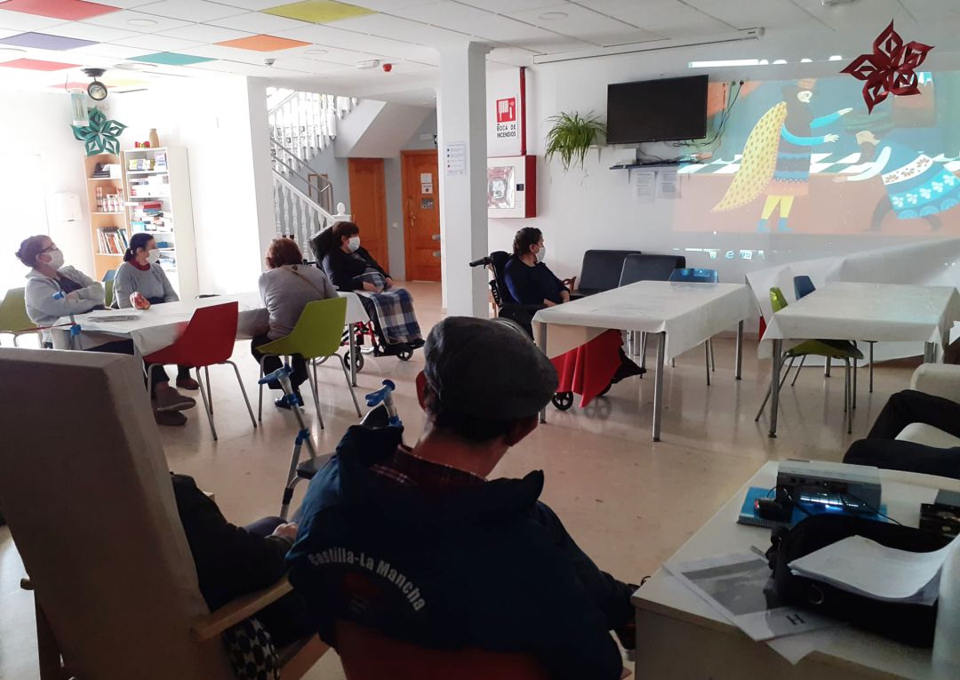 Los residentes del centro Carpe Diem viendo uno de los cuentos de la iniciativa "Cuento te quiero" Los residentes del centro Carpe Diem viendo uno de los cuentos de la iniciativa "Cuento te quiero"