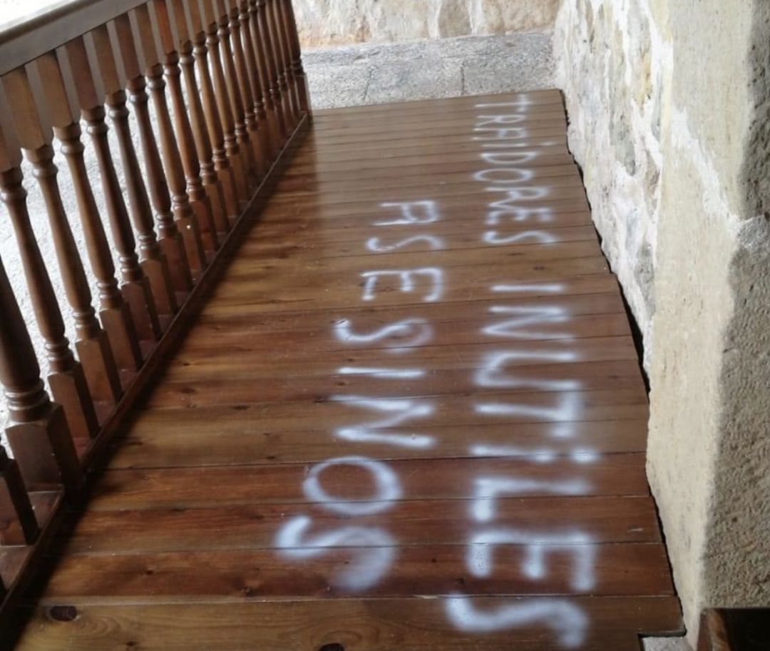 Pintada en la entrada al Ayuntamiento Pintada en la entrada al Ayuntamiento