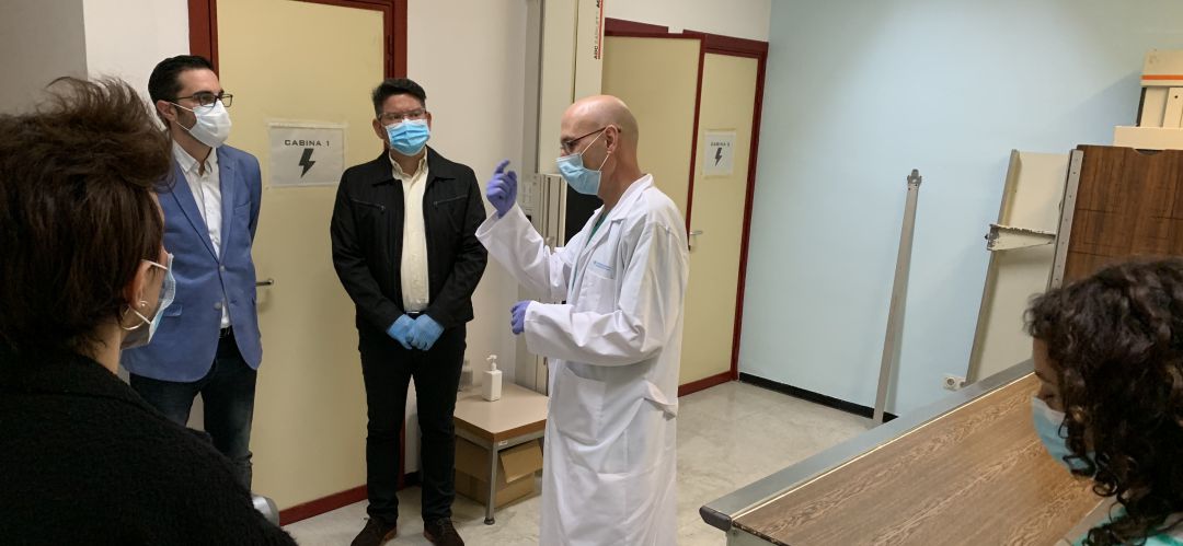 El alcalde de Pinto (izquierda) estaba en conversaciones con una clínica veterinaria para que cediese su aparato de rayos al centro de salud El alcalde de Pinto (izquierda) estaba en conversaciones con una clínica veterinaria para que cediese su aparato de rayos al centro de salud