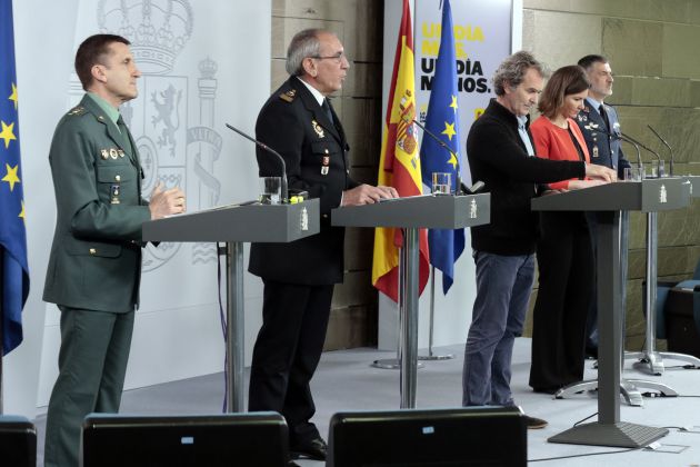 El jefe del Estado Mayor de la Guardia Civil, José Manuel Santiago Marín; el DAO de la Policía, José Ángel González; el director del Centro de Coordinación de Alertas y Emergencias Sanitarias del Ministerio de Sanidad, Fernando Simón; la secretaria general de Transportes, María José Rallo del Olmo; y el general Carlos Pérez Martínez, durante la rueda de prensa El jefe del Estado Mayor de la Guardia Civil, José Manuel Santiago Marín; el DAO de la Policía, José Ángel González; el director del Centro de Coordinación de Alertas y Emergencias Sanitarias del Ministerio de Sanidad, Fernando Simón; la secretaria general de Transportes, María José Rallo del Olmo; y el general Carlos Pérez Martínez, durante la rueda de prensa