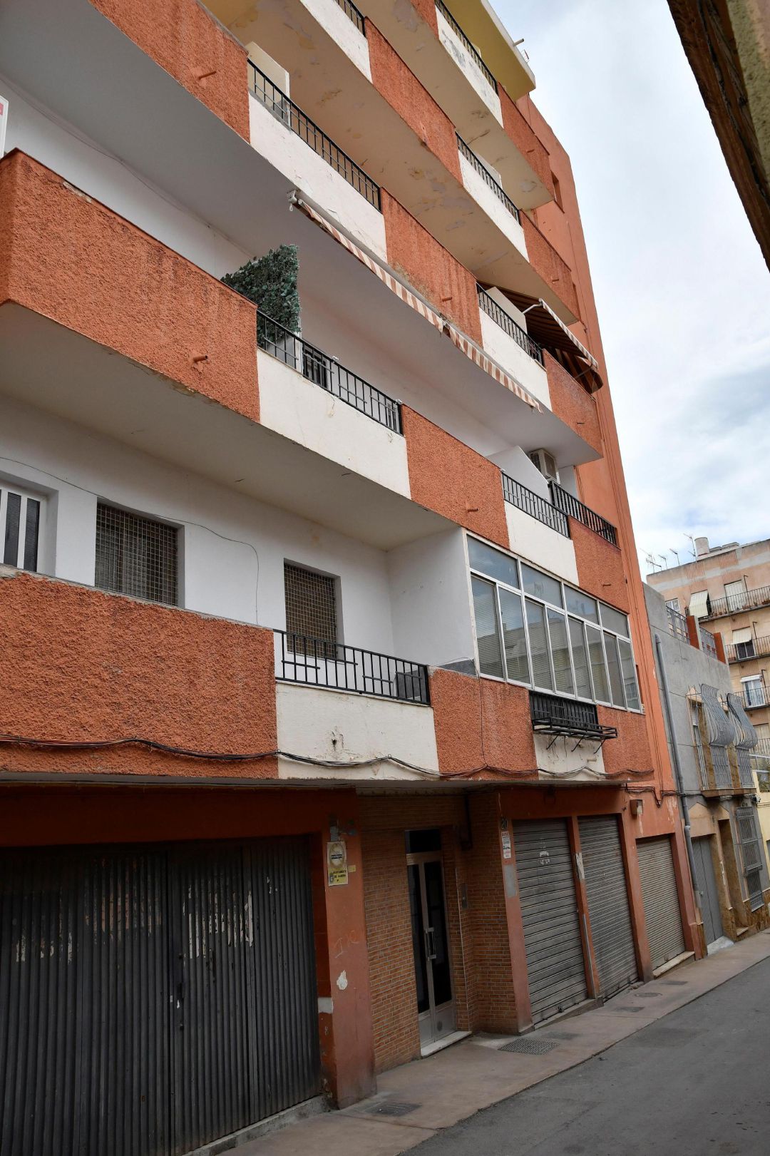 Fachada del edificio, en la calle Cádiz de Almería, donde estaba escondido uno de los terroristas del Dáesh más buscados de Europa, que se encontraba con dos personas en un piso de alquiler y que, aprovechando la pandemia de coronavirus, salía en pocas ocasiones a la calle y siempre con mascarilla para evitar ser reconocido. Fachada del edificio, en la calle Cádiz de Almería, donde estaba escondido uno de los terroristas del Dáesh más buscados de Europa, que se encontraba con dos personas en un piso de alquiler y que, aprovechando la pandemia de coronavirus, salía en pocas ocasiones a la calle y siempre con mascarilla para evitar ser reconocido.