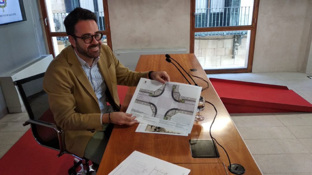 El edil Adrián Santos en rueda de prensa de Urbanismo El edil Adrián Santos en rueda de prensa de Urbanismo