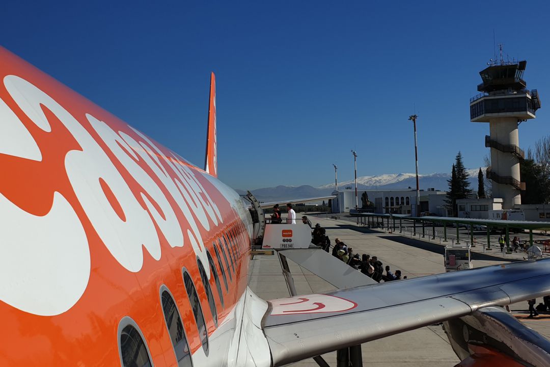 Foto de archivo de uno de los aparatos de la compañía EasyJet en el Aeropuerto de Granada-Jaén Foto de archivo de uno de los aparatos de la compañía EasyJet en el Aeropuerto de Granada-Jaén