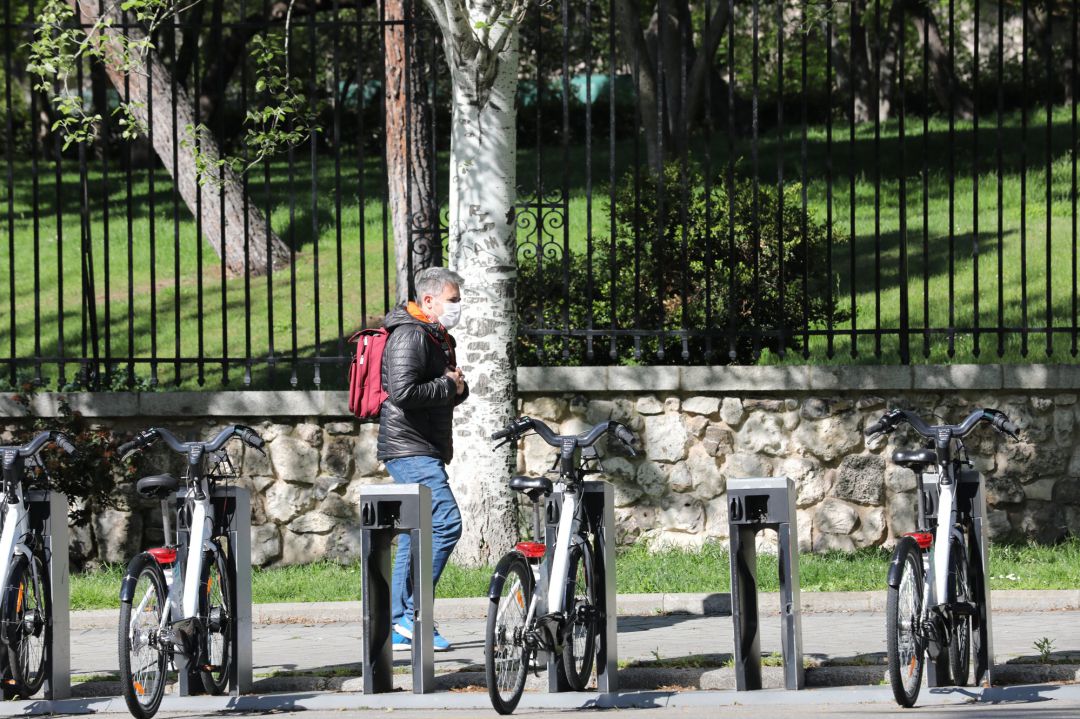Un hombre pasa junto a bicicletas de BiciMAD.
Un hombre pasa junto a bicicletas de BiciMAD.