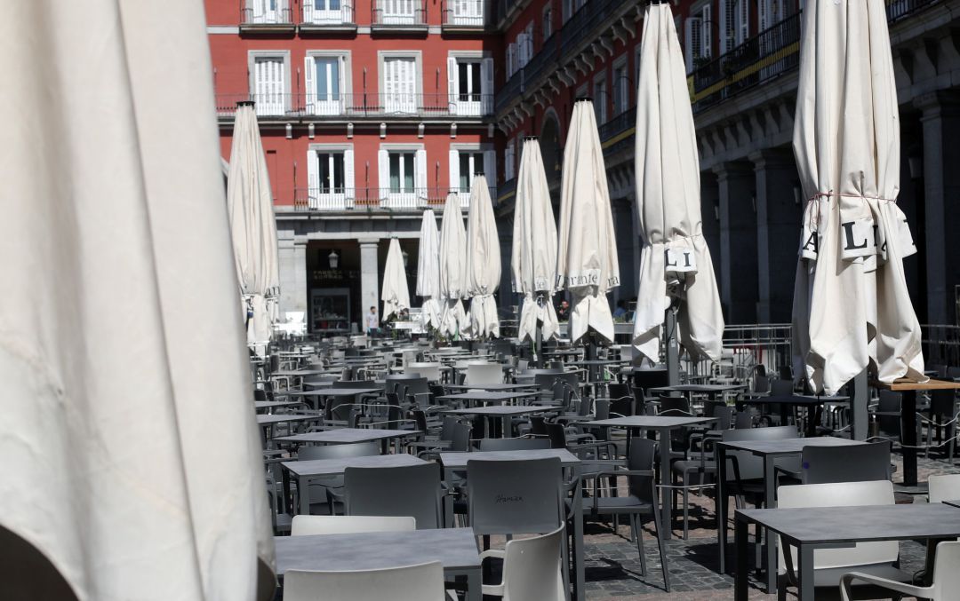 Terraza vacía en la Plaza Mayor de Madrid un día antes de que se cierre toda la hostelería el pasado 13 de marzo de 2020. Terraza vacía en la Plaza Mayor de Madrid un día antes de que se cierre toda la hostelería el pasado 13 de marzo de 2020.
