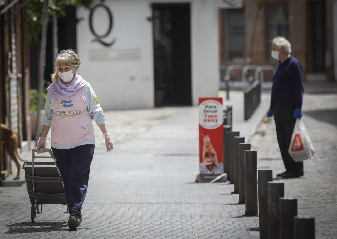 Una mujer con mascarilla, guantes y un carrito de la compra camina por el barrio de la Alameda, durante el día 38 del estado de alarma en el país por la crisis del coronavirus. Una mujer con mascarilla, guantes y un carrito de la compra camina por el barrio de la Alameda, durante el día 38 del estado de alarma en el país por la crisis del coronavirus.