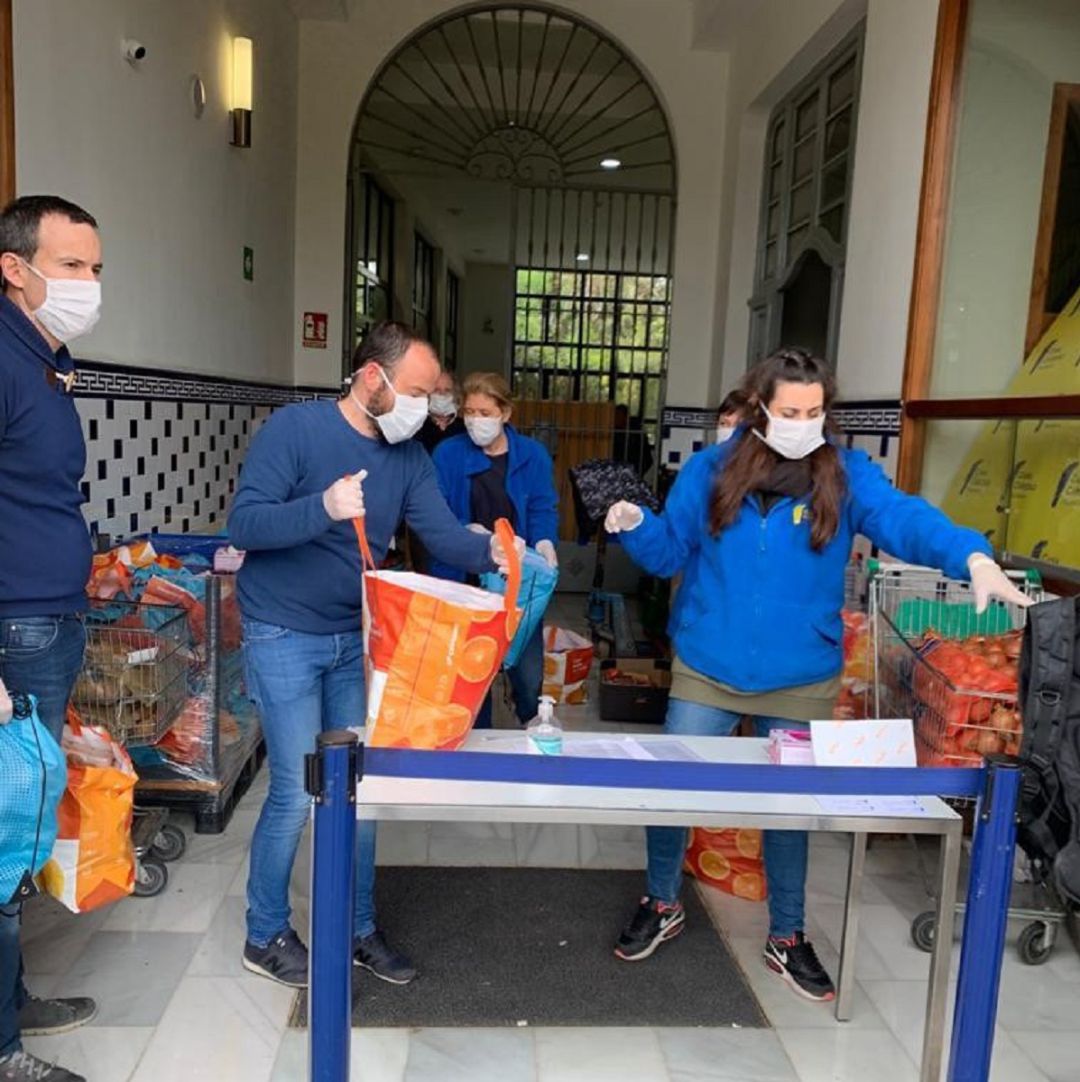 Reparto de comida en Casa Caridad de València durante la crisis del coronavirus Reparto de comida en Casa Caridad de València durante la crisis del coronavirus