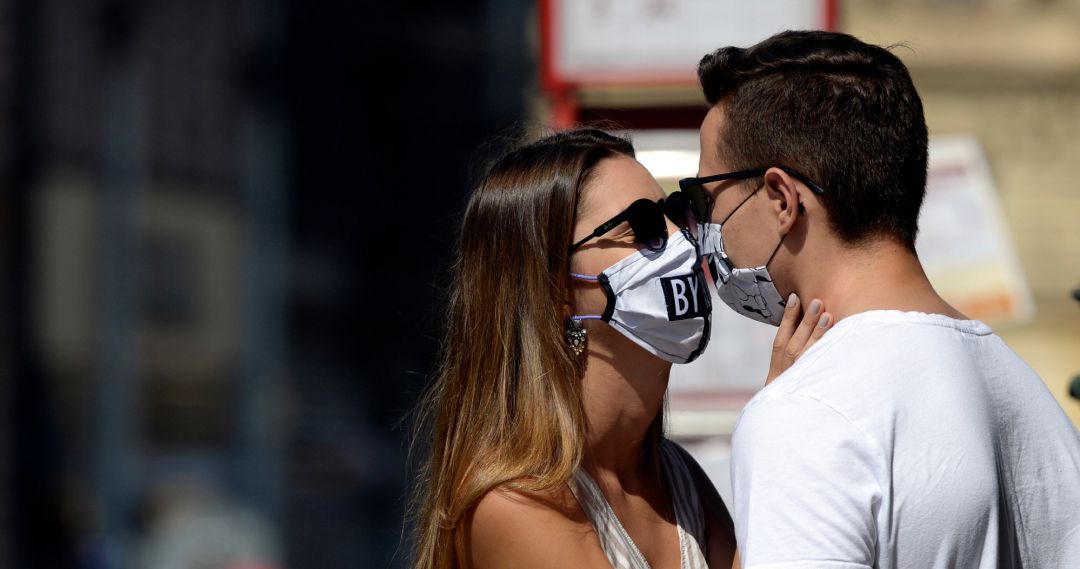 Una pareja con mascarillas Una pareja con mascarillas