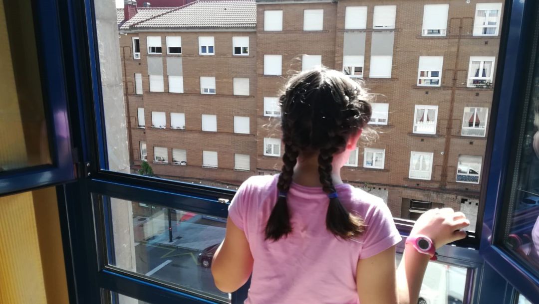 Niña en confinamiento por el COVID-19. Niña en confinamiento por el COVID-19.