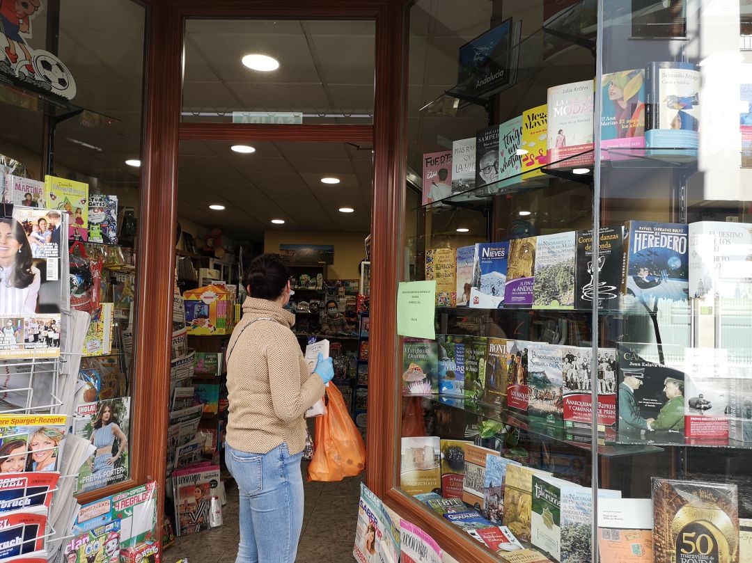 Una rondeña a las puertas de Librería 'Dumas' Una rondeña a las puertas de Librería 'Dumas'