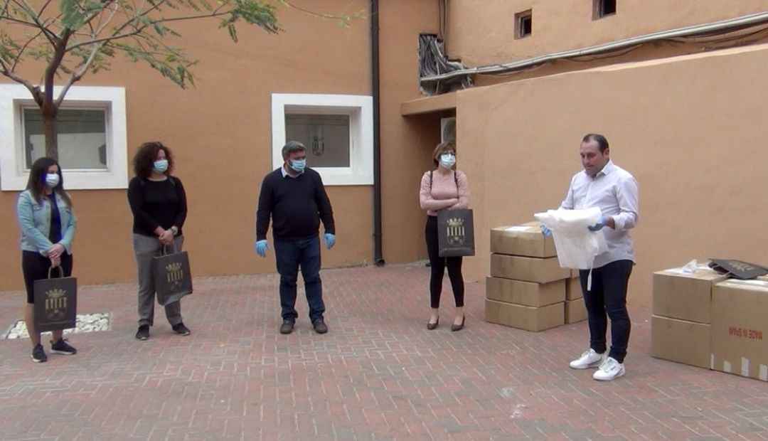 Entrega del material a los sanitarios Entrega del material a los sanitarios