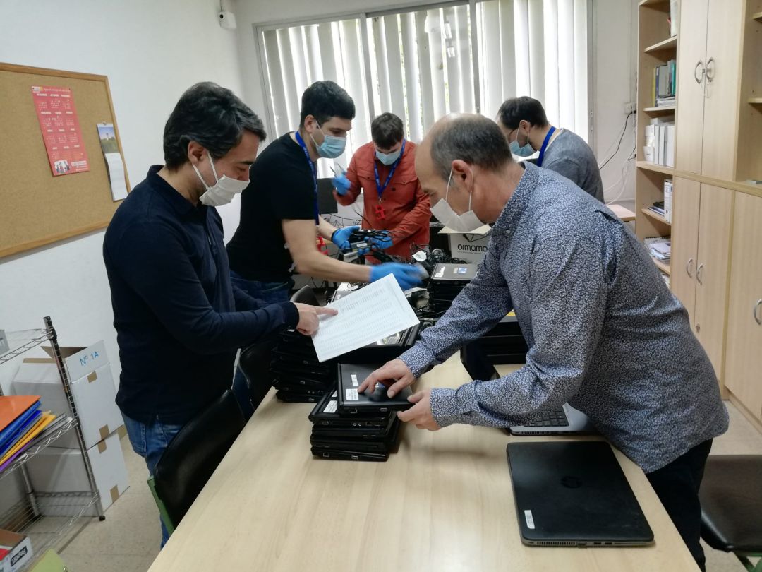 L'Institut Josep Lladonosa de Lleida reparteix 53 ordinadors. A la imatge, el seu director, Santi Pubill, repassant el llistat d'alumnes on s'han de distribuir L'Institut Josep Lladonosa de Lleida reparteix 53 ordinadors. A la imatge, el seu director, Santi Pubill, repassant el llistat d'alumnes on s'han de distribuir