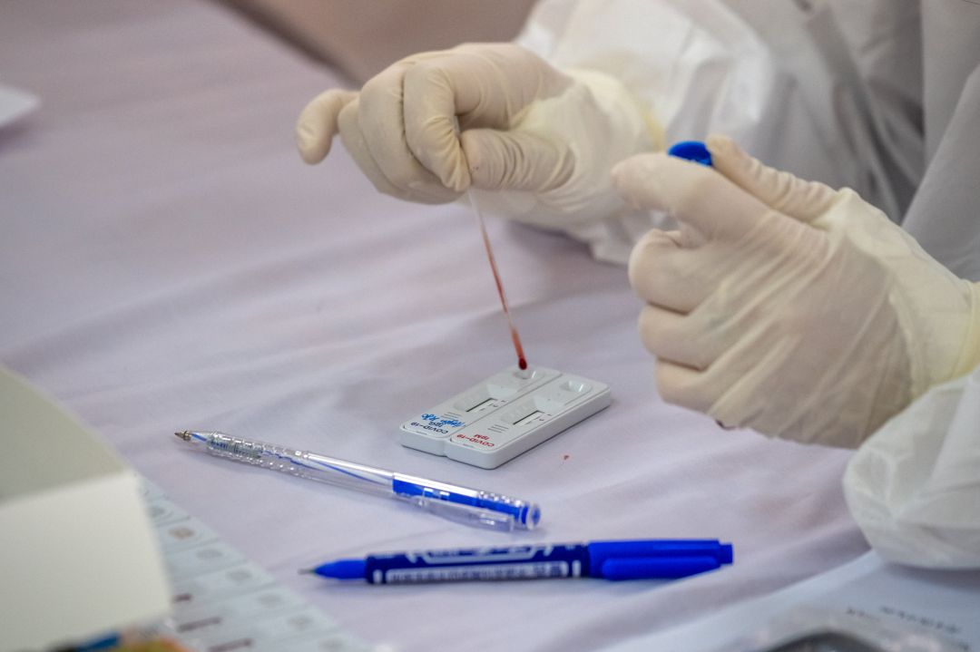 Un sanitario realiza una prueba rápida de COVID-19. Un sanitario realiza una prueba rápida de COVID-19.