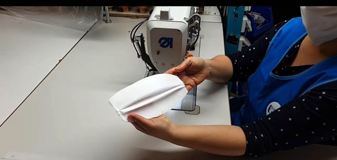 Una de las mascarillas en proceso de cosido Una de las mascarillas en proceso de cosido