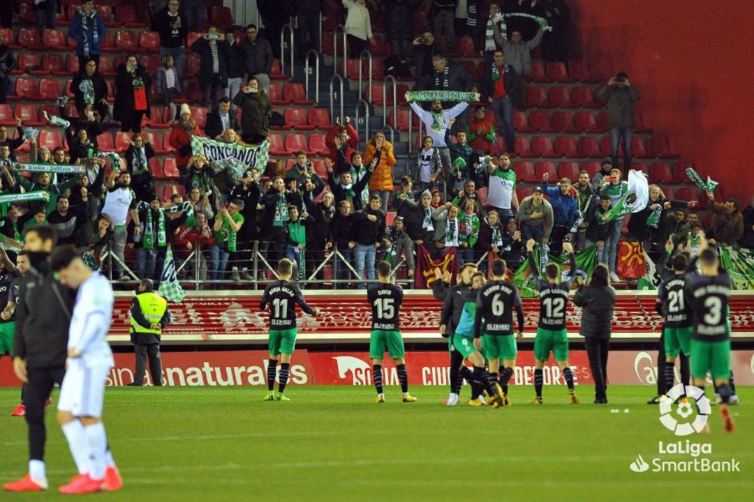 Los jugadores agradeciendo el apoyo de la afición en la última victoria en Soria Los jugadores agradeciendo el apoyo de la afición en la última victoria en Soria
