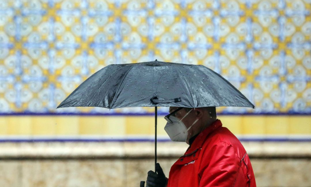 Un hombre se protege con un paraguas de la lluvia durante este 15 de abril, el trigésimo segundo día del estado de alarma. Un hombre se protege con un paraguas de la lluvia durante este 15 de abril, el trigésimo segundo día del estado de alarma.