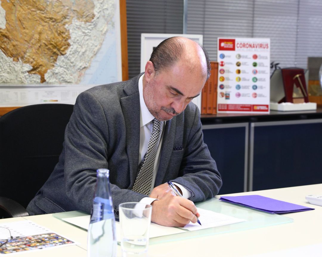 El Presidente de Aragón, Javier Lambán, participa en la sexta videoconferencia que todos los presidentes autonómicos mantienen con el presidente del Gobierno de España, Pedro Sánchez, con motivo de la incidencia del coronavirus y del Estado de Alarma
El Presidente de Aragón, Javier Lambán, participa en la sexta videoconferencia que todos los presidentes autonómicos mantienen con el presidente del Gobierno de España, Pedro Sánchez, con motivo de la incidencia del coronavirus y del Estado de Alarma