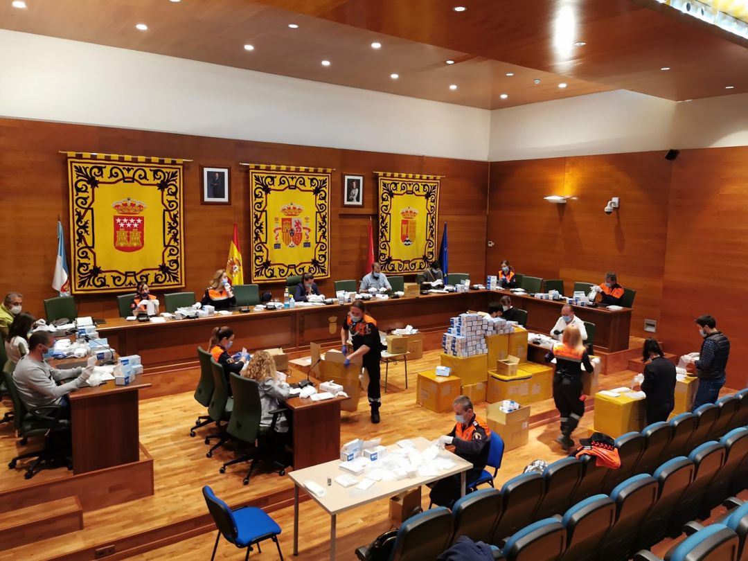 Trabajadores municipales empaquetan las mascarillas para su posterior distribución Trabajadores municipales empaquetan las mascarillas para su posterior distribución